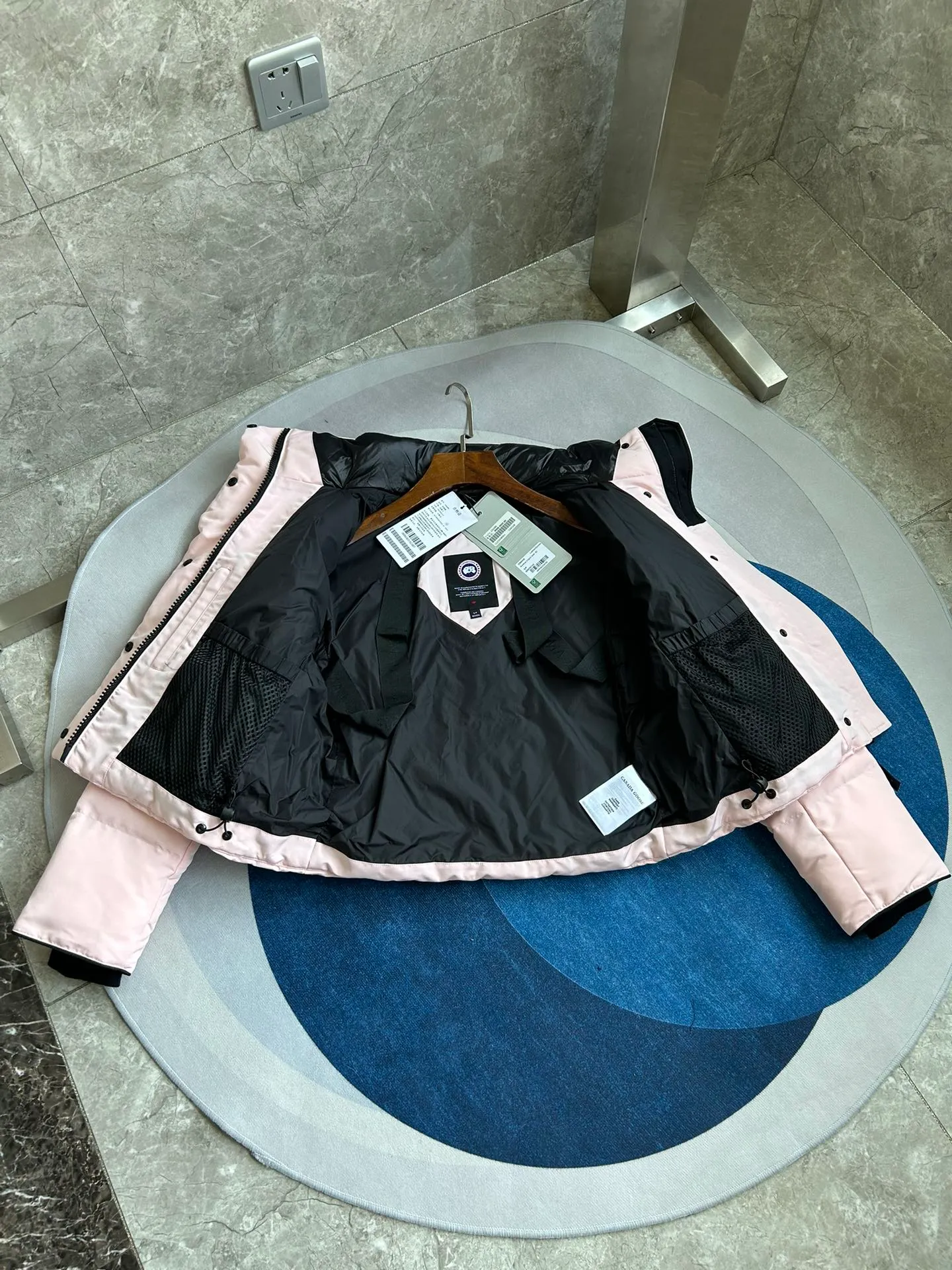 P880 E2266WB Grandview black label short jacket down jacket. Constructed from Arctic Tech recycled fabric®, it features a cinchable hem for sleek styling and storage. Color: Soft pink. Size: XS S M L XL.